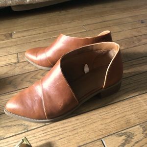 WOMEN'S WENDA CUT OUT BOOTIE - UNIVERSAL THREAD